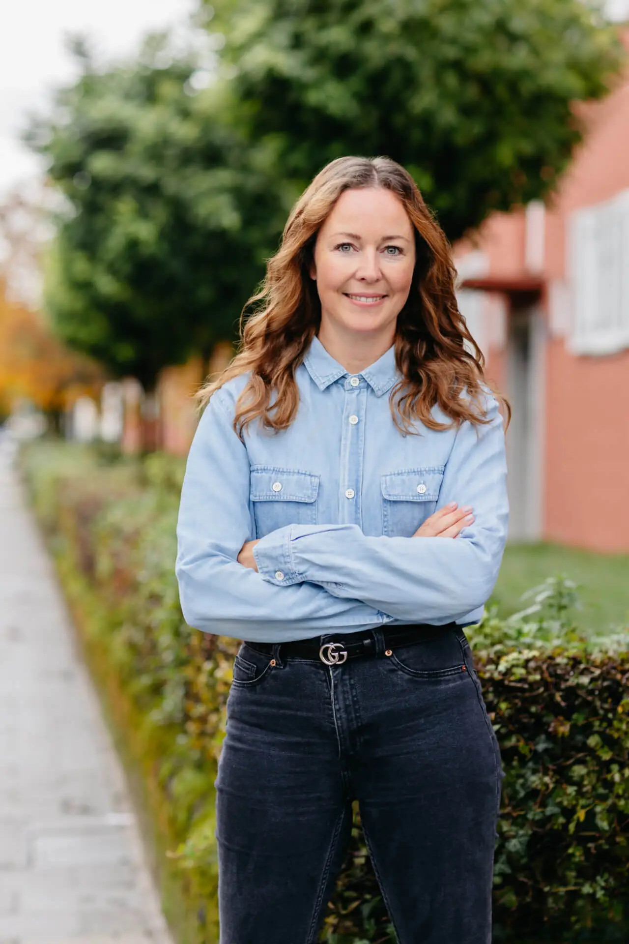 Businessportrait in der Natur, urban, Jeanshemd, lange Haare, taff, modern, Jeans, in München