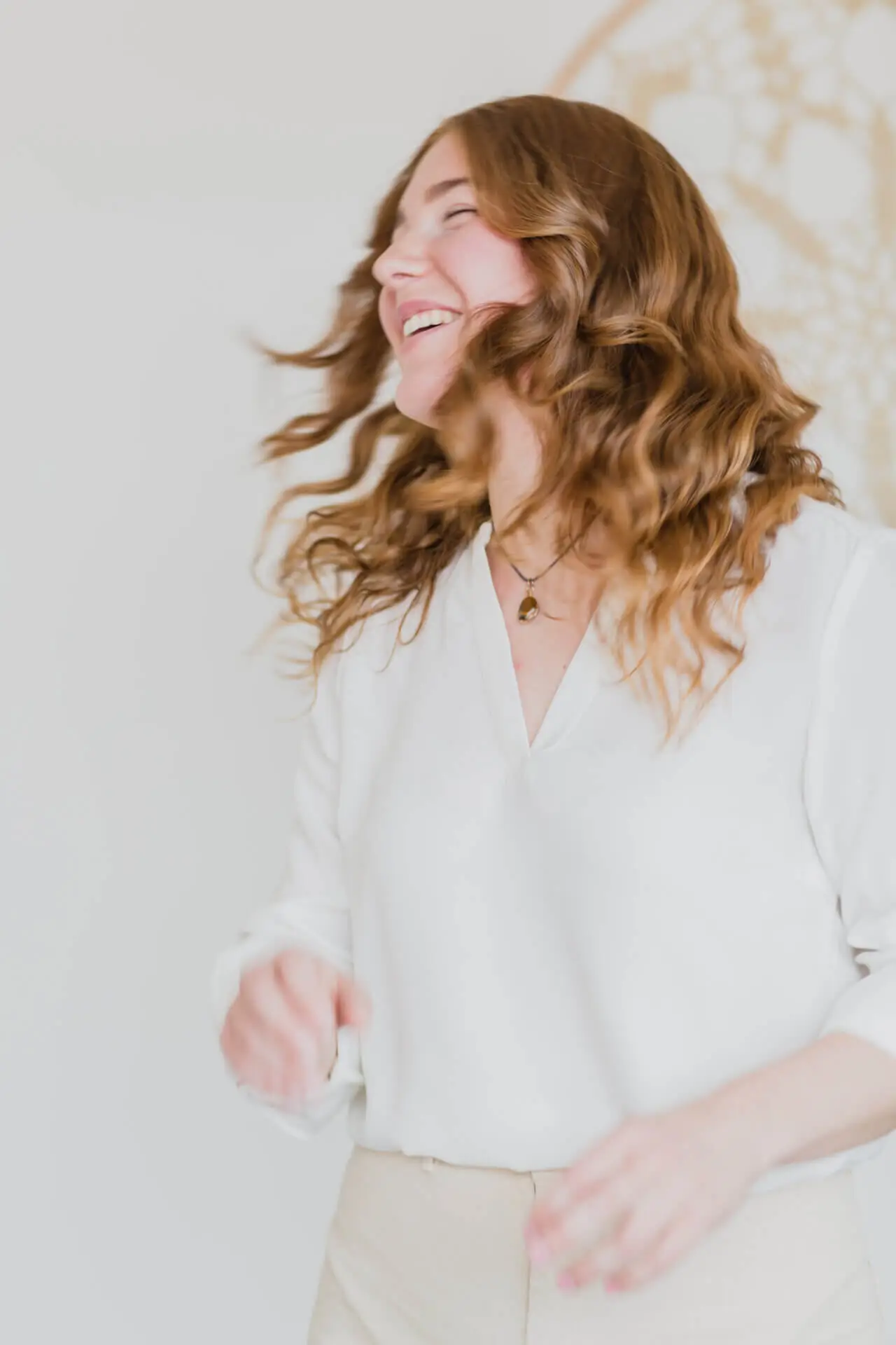 Personal Branding Fotografie einer Unternehmerin mit natürlichem Lachen und Bewegung während eines Personal Branding Shootings