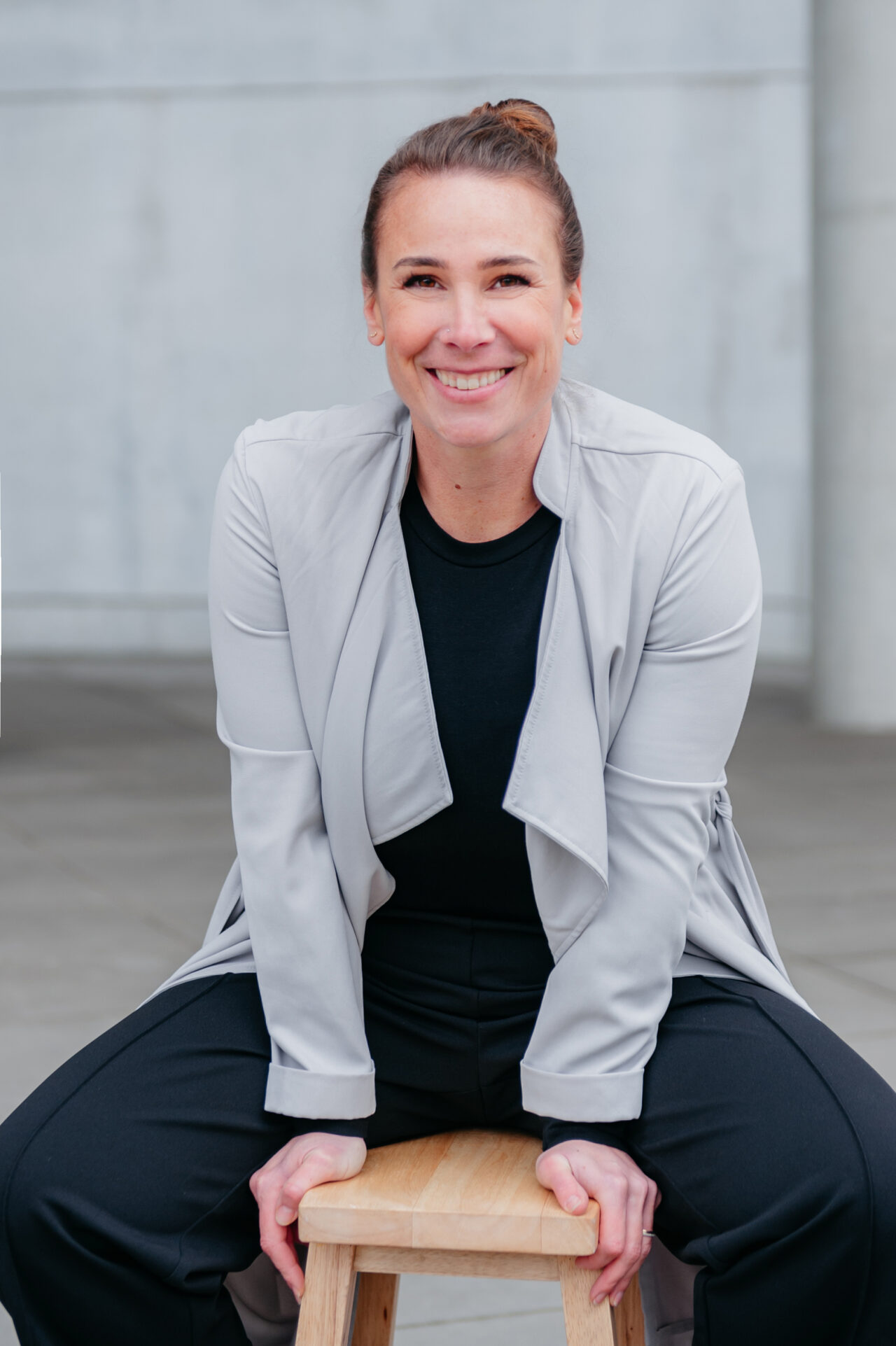 Businessportrait einer modernen, authentisch wirkenden Frau zeigt RAUMFOTOGRAFIN Barbara aus München
