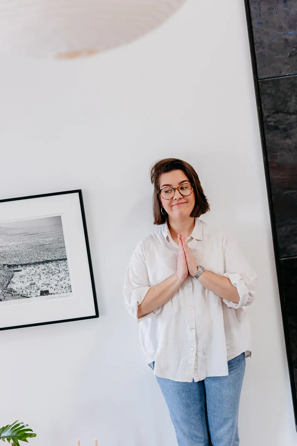 Personal Branding Fotografie einer Unternehmerin mit ruhiger Haltung und gefalteten Händen in einer modern eingerichteten Wohnung